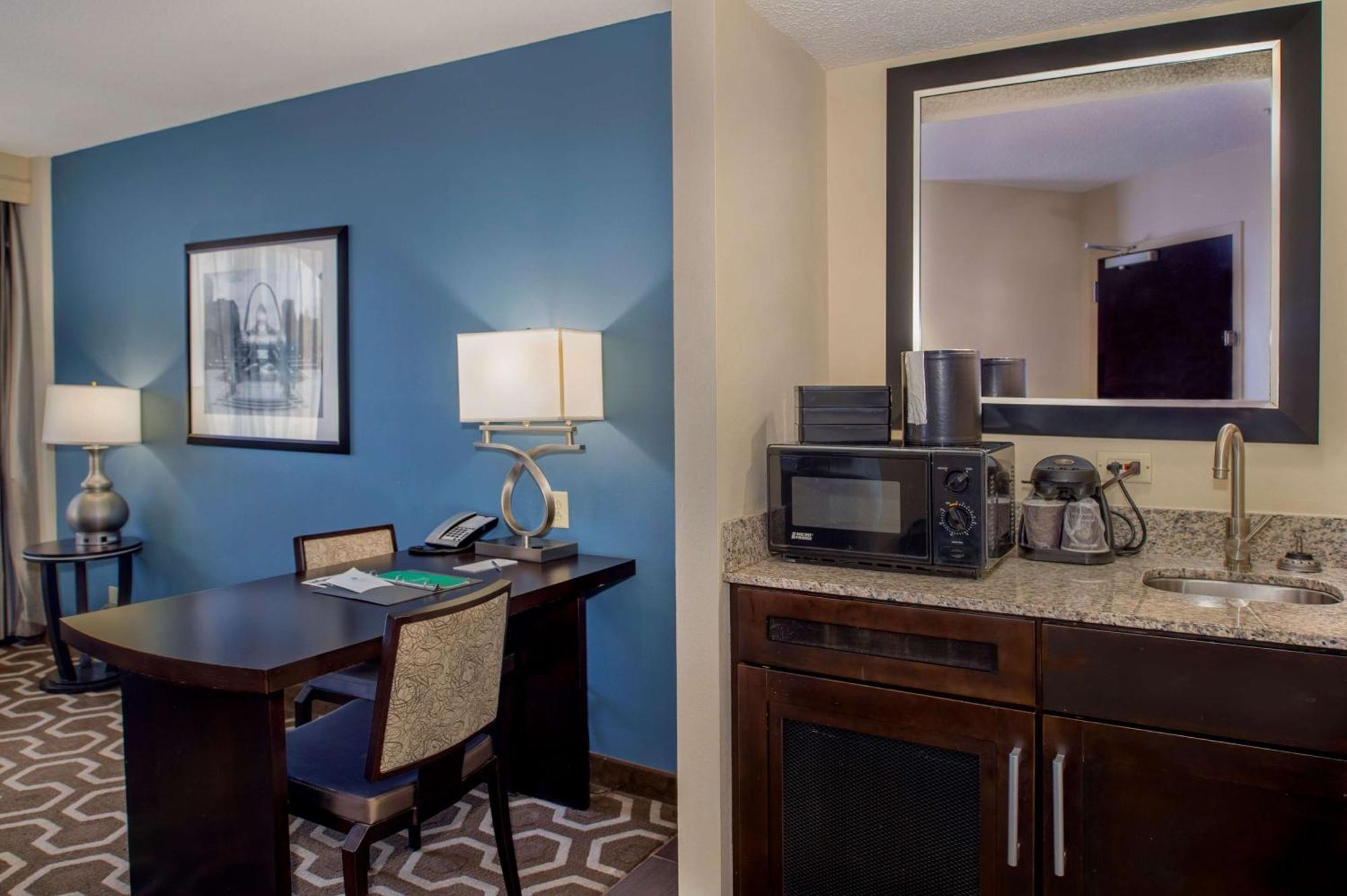 Embassy Suites By Hilton St Louis Airport Bridgeton Dış mekan fotoğraf