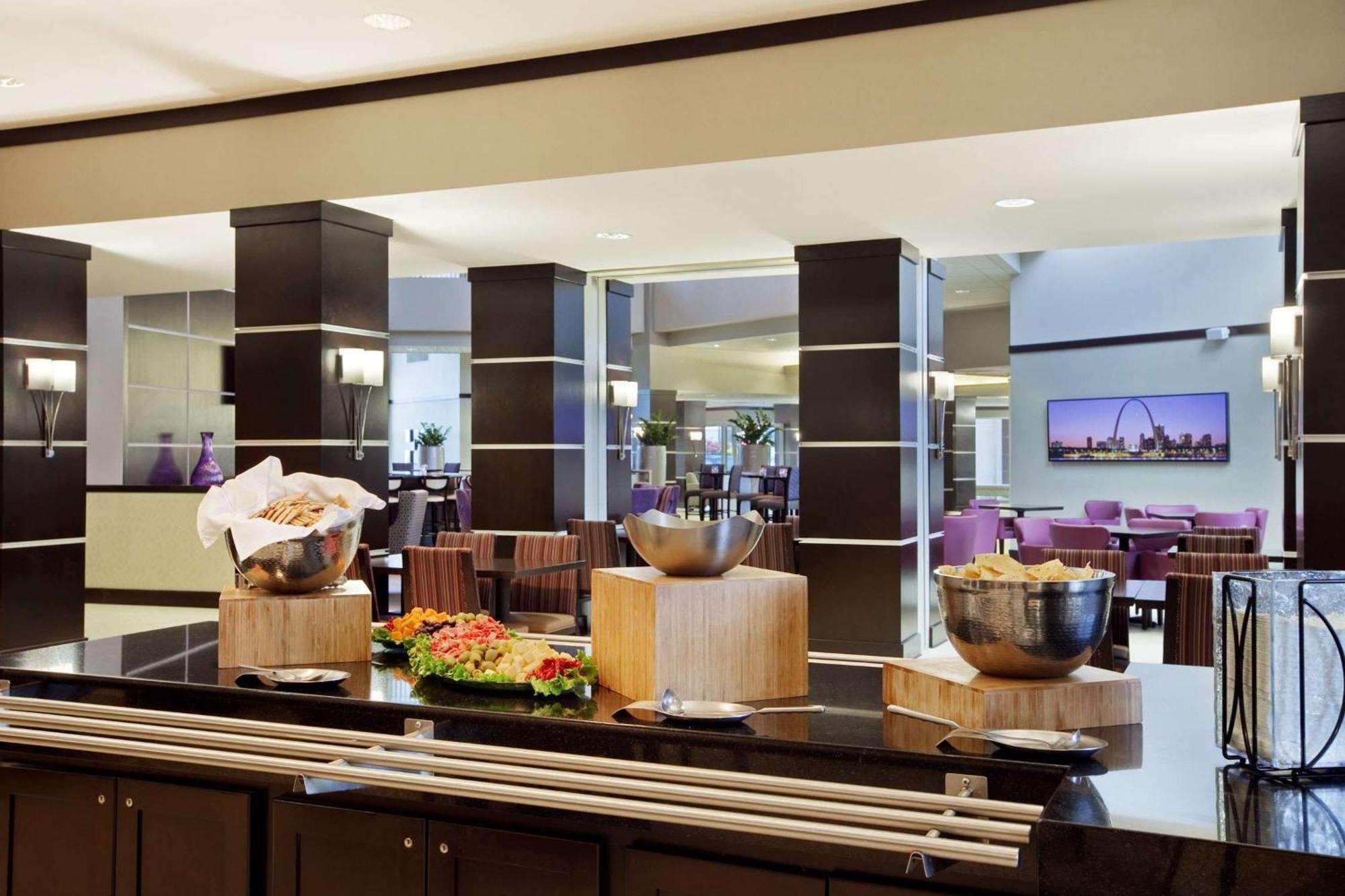 Embassy Suites By Hilton St Louis Airport Bridgeton Dış mekan fotoğraf